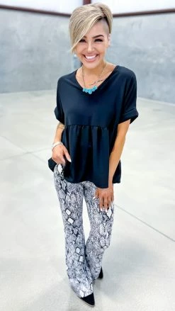 The ZigZag Stripe Black City Sleek Top