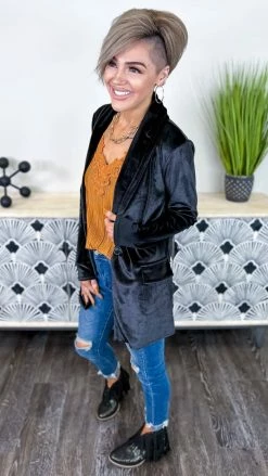 The ZigZag Stripe OUTERWEAR Black Chic Status Blazer