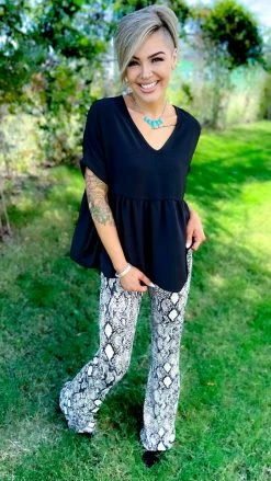 The ZigZag Stripe Black City Sleek Top