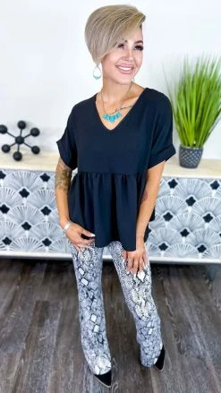 The ZigZag Stripe Black City Sleek Top