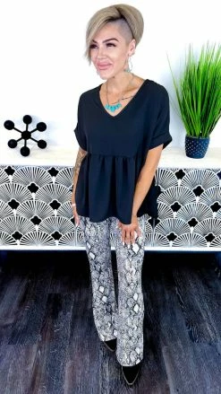 The ZigZag Stripe Black City Sleek Top