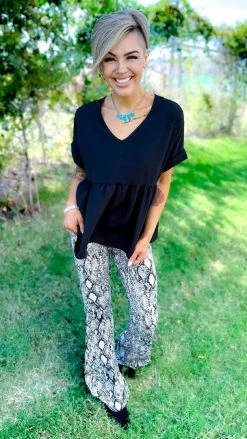 The ZigZag Stripe Black City Sleek Top