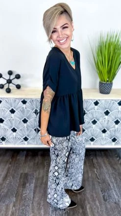 The ZigZag Stripe Black City Sleek Top