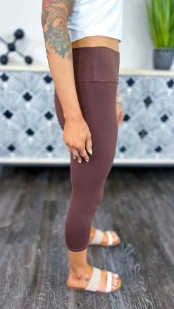 The ZigZag Stripe BOTTOMS Brown Cropped Elite Leggings