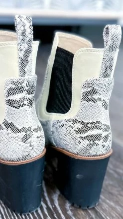 Chinese Laundry SHOES Good Day Booties