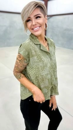 Easel TOPS & TUNICS Green Saturday Stroll Top [NO RETURNS]